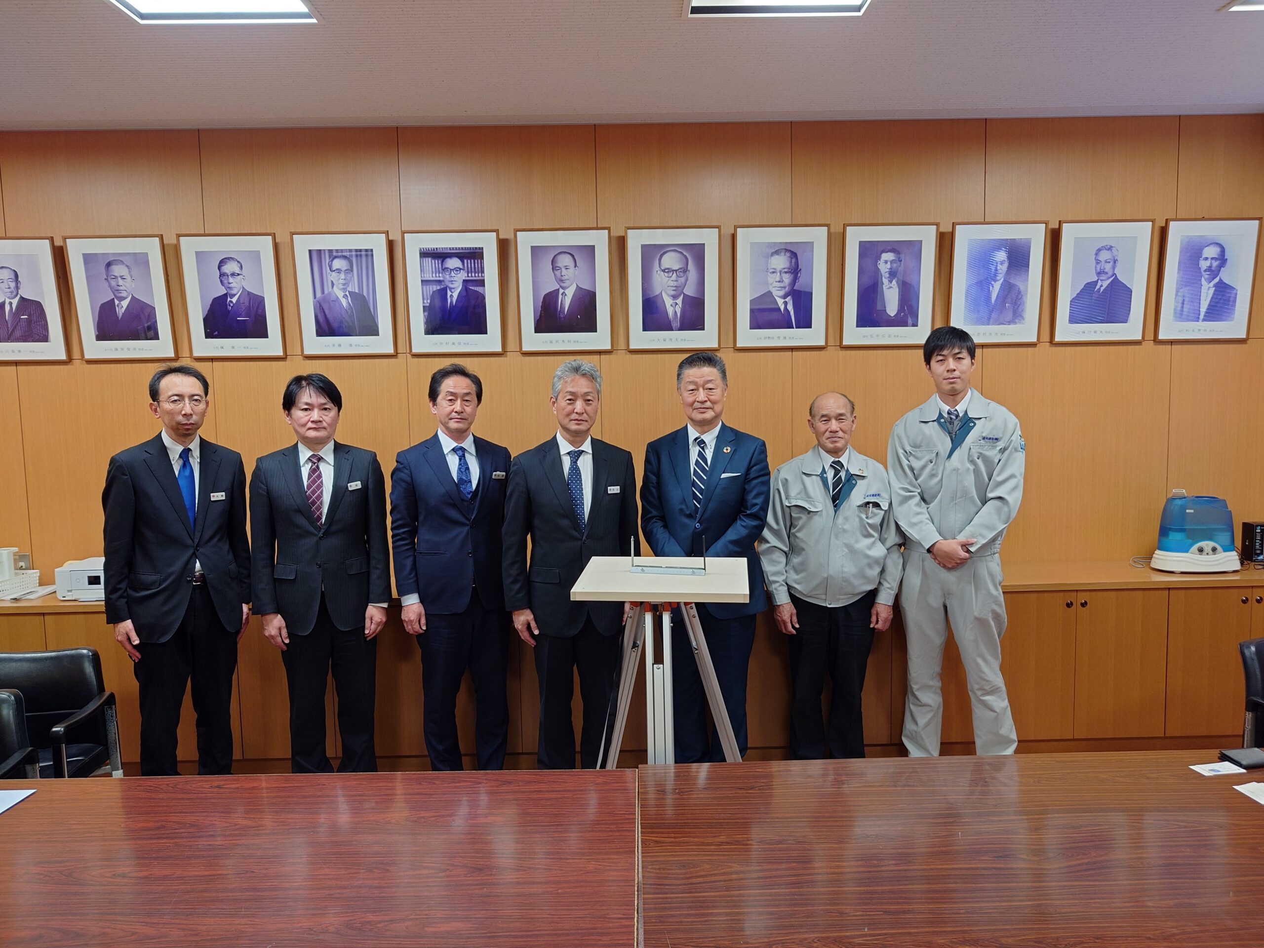 左側から福岡工業高等学校大熊先生、椿教頭先生、平野副校長先生、市川校長先生と弊社井口社長、井上専務、田平主任(当校OB)